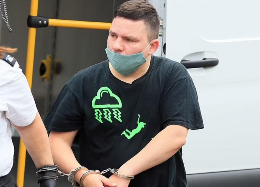 Un bărbat şi-a ucis unul dintre copii şi l-a rănit grav pe al doilea, pentru a se răzbuna pe soţia lui care i-ar fi vorbit urât